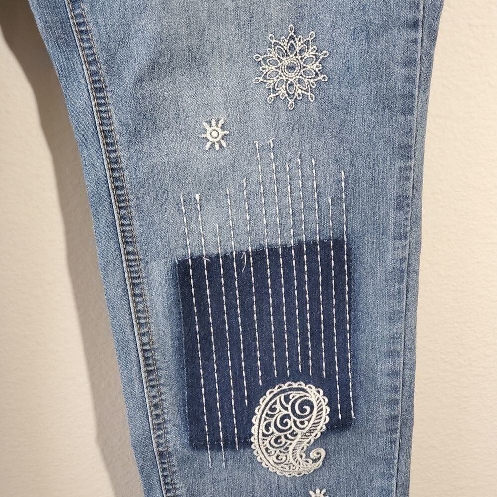 EMBROIDERED FLORAL boyfriend jeans size 4 - Picture 2 of 5